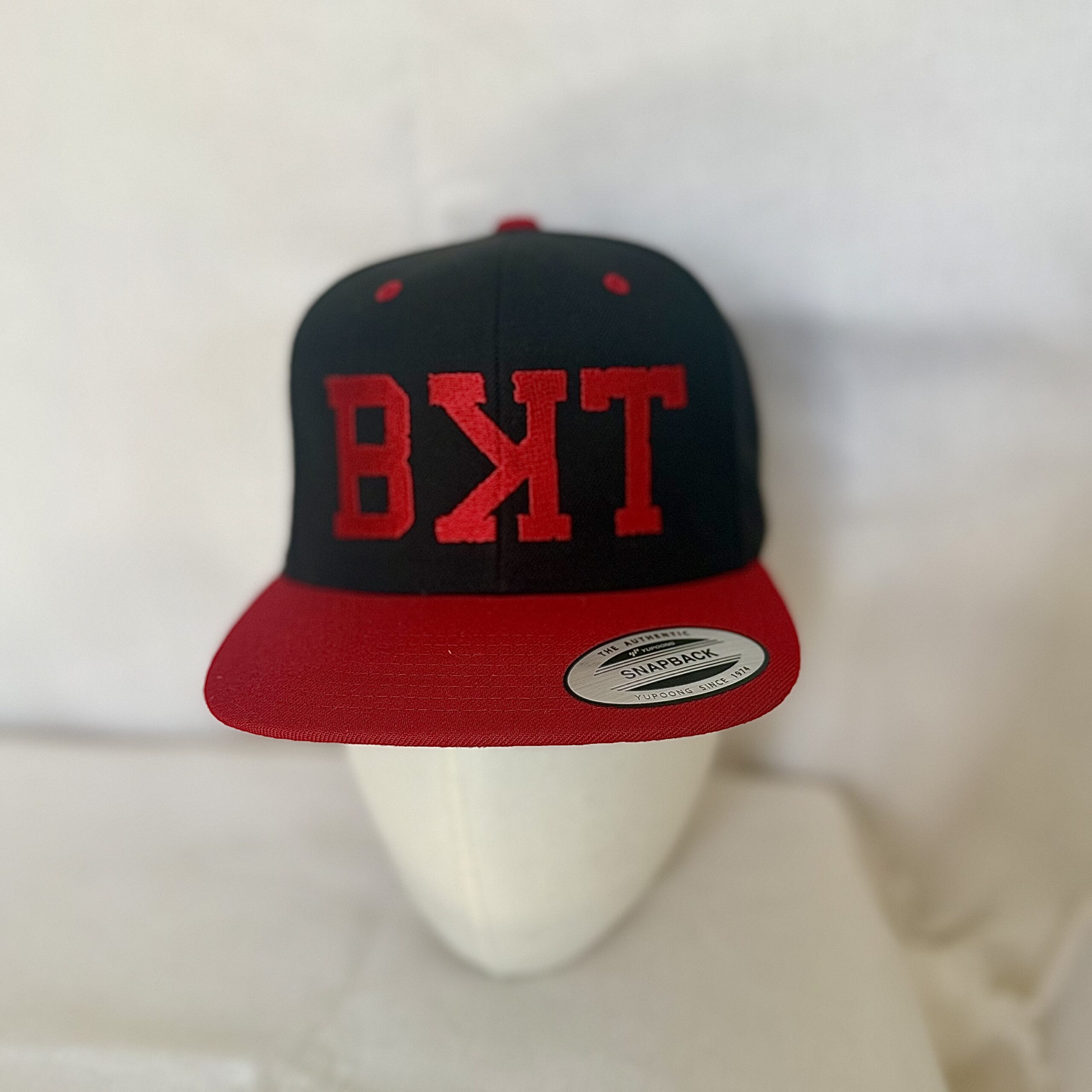 Casquette-BKT-Noir-rouge Casquette SNAPBACK -BKT - bicolore rouge et noir – Image 1